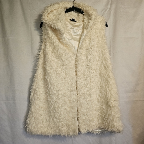 Coco and Carmen faux fur hooded vest - Picture 4 of 8